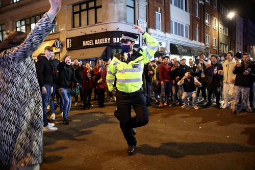 رقص یک نیروی پلیبس بریتانیا در محله 