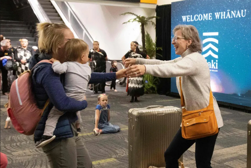استقبال خانواده ها از هم پس از رسیدن نخستین پرواز از شهر سیدنی استرالیا به فرودگاه شهر ولینگتون نیوزیلند در پی از سرگیری پروازهای استرالیا و نیوزیلند/ خبرگزاری فرانسه