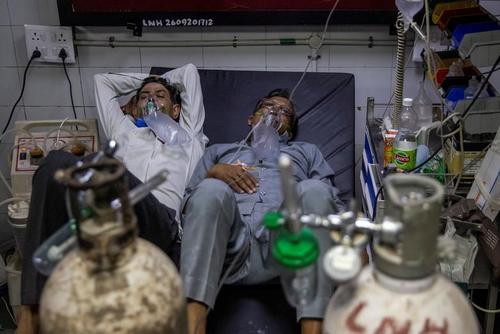 کمبود ظرفیت نظام درمان هند برای بیماران کرونایی. بستری کردن دو بیمار کرونایی روی یک تخت در بیمارستانی در شهر دهلی/ رویترز