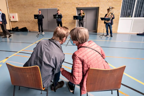 اجرای موسیقی زنده در یک مرکز واکسیناسیون در دانمارک/ EPA