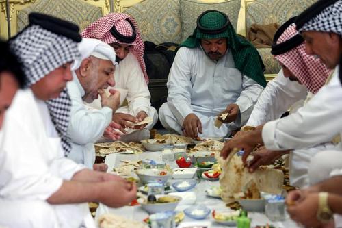 ناهار عیدفطر در شهر بصره عراق/ رویترز