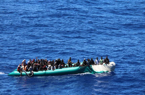 پناهجویان عازم اروپا در سواحل لیبی در انتظار رسیدن کمک نیروی دریایی ترکیه/ خبرگزاری آناتولی
