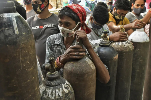 صف پر کردن کپسول اکسیژن برای بیماران کرونایی در شهر دهلی هند/ آسوشیتدپرس
