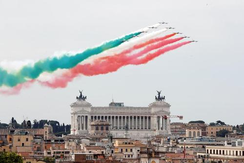 نمایش نیروی هوایی ایتالیا به مناسبت روز جمهوری در شهر روم/ رویترز و EPA