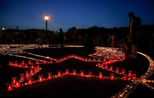 روشن کردن شمع در هشتادمین سالگرد تجاوز نظامی آلمان نازی به شوروی/ سن پترز بورگ/ رویترز