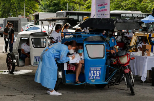 واکسیناسیون علیه کرونا در محوطه پارکینگی در شهر مانیل فیلیپین/ EPA