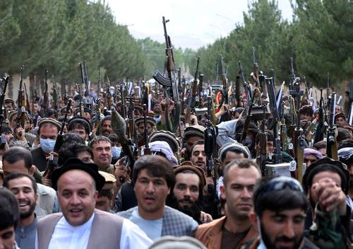 تظاهرات صدها مرد مسلح در شهر کابل افغانستان در حمایت از ارتش و نیروهای امنیتی افغانستان و اعلام آمادگی برای جنگ با طالبان/ رویترز