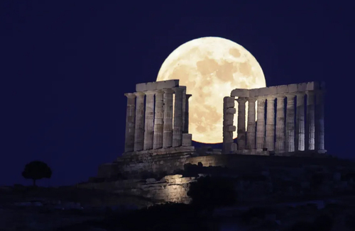 نمای ماه کامل در شهر آتن یونان/ خبرگزاری آناتولی