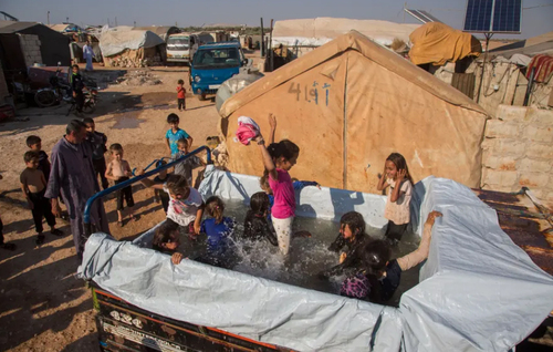 استخر صحرایی در اردوگاه آوارگان جنگی در کالی سوریه/ نورفوتو