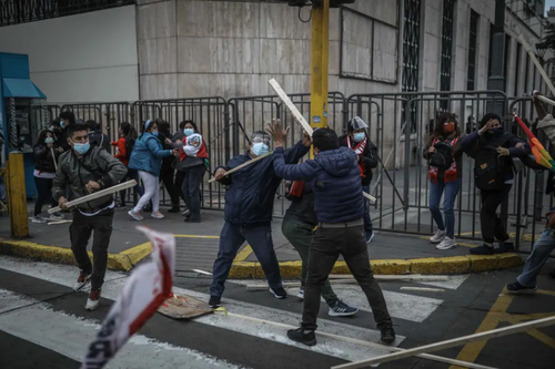 درگیری هواداران نامزدهای انتخابات ریاست جمهوری پرو در شهر لیما/ EPA