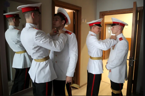آماده شدن افسران یک مدرسه نظامی در شهر کازان روسیه برای مراسم جشن فارغ التحصیلی/ ایتارتاس