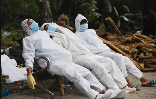 استراحت کارگران یک مرکز سوزاندان اجساد فوتی های کرونا در شهر گواهاتی هند/ خبرگزاری فرانسه