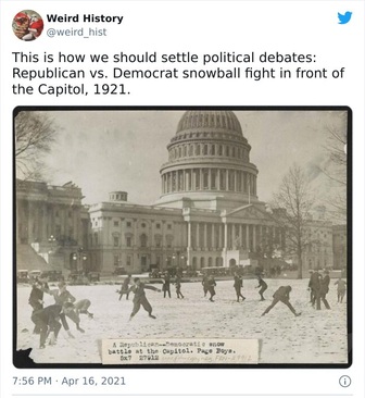 روشی که باید بحث های سیاسی را انجام دهیم: جمهوری خواهان و دمکرات های آمریکا در حال نبرد با گلوله های برفی در مقابل کاخ کنگره، 1921. 