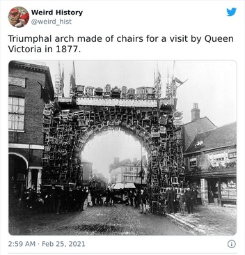 طاق پیروزی ساخته شده از صندلی برای بازدیدی توسط ملکه ویکتوریا در سال 1877. 