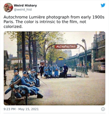عکس اتوکروم لومیر از اوایل دهه 1900 پاریس. رنگ ها مربوط به خود عکس هستند و عکس رنگی نشده است. 