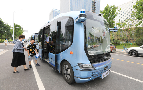  آغاز فعالیت آزمایشی اتوبوس های الکتریکی خودران در ژنگژو(استان هنان) - 1 ژوئیه 2021 