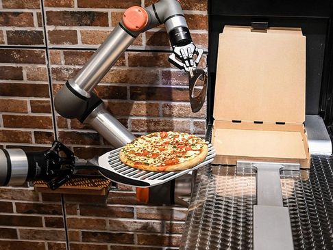 روبات پیتزاپَز در رستورانی در پاریس. این روبات از صفر تا صد پخت، برش و ارایه را انجام می دهد./ خبرگزاری فرانسه