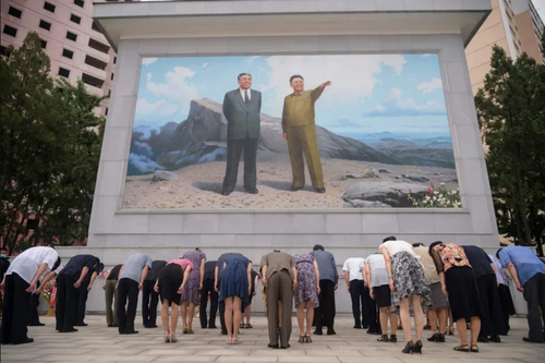 ادای احترام مردم کره شمالی به تصویر 2 رهبر سابق این کشور در بیست و هفتمین سالگرد درگذشت 