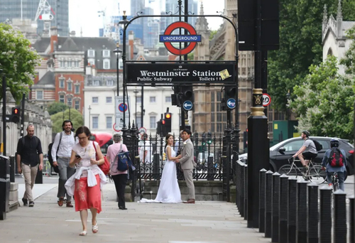 یک عروس و داماد در شهر لندن در حال گرفتن عکس های روز عروسی در خیابان/ زوما