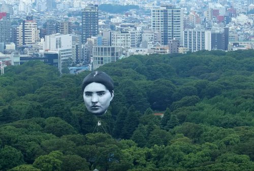 پرواز یک بالن بر فراز پارکی در شهر توکیو ژاپن/ خبرگزاری فرانسه