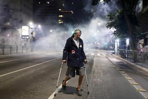 پرتاب گاز اشک آور از سوی پلیس بزریل در جریان تظاهرات علیه سوء مدیریت رییس جمهوری برزیل در مهار بحران کرونا/ شهر سائوپائولو/ رویترز