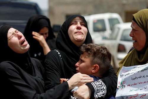 مراسم تشییع یک نوجوان معترض فلسطینی که به ضرب گلوله سربازان اسراییلی در کرانه باختری به شهادت رسیده است./ رویترز