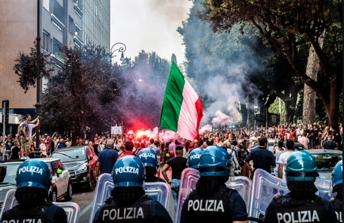 تظاهرات علیه الزامی شدن ارایه پاسپورت واکسیناسیون کرونا برای سفرها در شهر روم ایتالیا/ شاتر استوک
