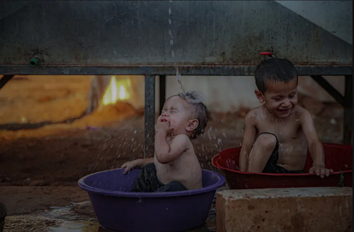 خنک کردن کودکان در دمای 40 درجه در اردوگاه آوارگان جنگی در استان ادلب سوریه/ خبرگزاری آناتولی