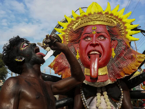 نمایش مرد هندو با مار در جریان یک جشنواره آیینی یک ماهه (جشنواره بونالو) در شهر احمدآیاد هند/ آسوشیتدپرس