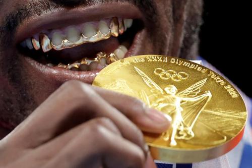 قهرمان بوکس سنگین وزن کوبایی برنده مدال طلای المپیک 2020 توکیو/ رویترز