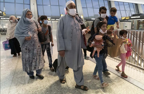 ورود گروهی از پناهجویان افغانستانی به فرودگاه بین المللی