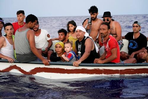 هجده پناهجوی سرگردان روی یک قایق چوبی در ساحل جزیره 