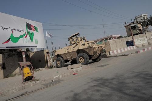 گشتزنی طالبان با خودروهای زرهی آمریکایی غنیمت گرفته شده در خیابان های شهر کابل افغانستان/ رویترز
