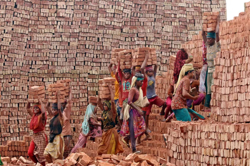  کار کارگران کم دستمزد در یک کارگاه آجرسازی در حومه شهر داکا بنگلادش/ زوما