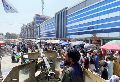 تامین امنیت بازار صرافان شهر کابل به شیوه طالبان/ رویترز
