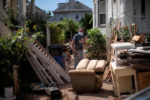 جمع و جور کردن وسایل آسیب دیده خانه پس از سیلاب شدید ناشی از توفان آیدا در شهر الیزابت ایالت نیوجرسی آمریکا/ رویترز