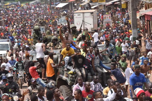 شادمانی مردم در پایتخت گینه پس از کودتای ارتش علیه رییس جمهوری گینه/ خبرگزاری فرانسه
