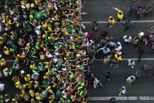 رییس جمهوری برزیل در جمع حامیانش در تظاهراتی علیه دیوان عالی برزیل در شهر 