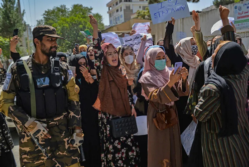 تظاهرات زنان افغانستانی در مقابل سفارت پاکستان در شهر کابل در اعتراض به دخالت پاکستان در امور داخلی افغانستان و حمایت آنها از طالبان در جریان نبرد دره پنجشیر/ خبرگزاری فرانسه