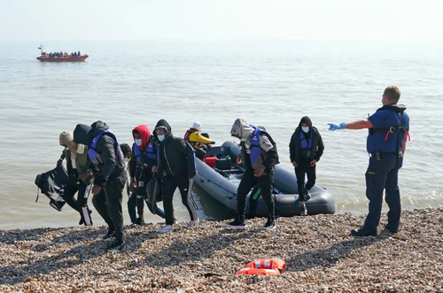 ورود پناهجویان با قایق به ساحل انگلیس/ PA
