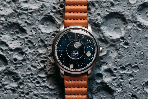 ساعت ناسا آپولو 15؛ طراحی خاص با صفحه ای از جنس آسمان (+فیلم و عکس)