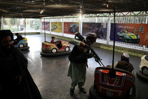 افغانستان زیر سلطه طالبان. بازی شبه نظامیان کابل در شهربازی شهر کایل/ وانا