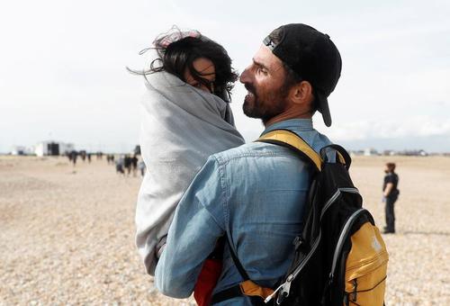 رسیدن پناهجویان به ساحل بریتانیا/ رویترز