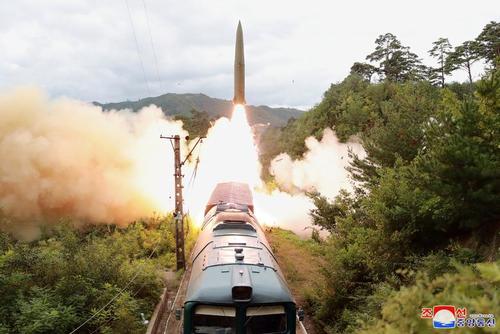 پرتاب موشک بالستیک کره شمالی از روی قطار/ خبرگزاری رسمی کره شمالی