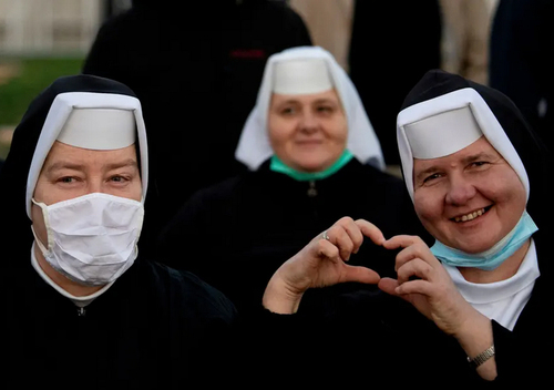 راهبه های کاتولیک در مراسم استقبال از پاپ فرانسیس در اسلواکی/ خبرگزاری فرانسه