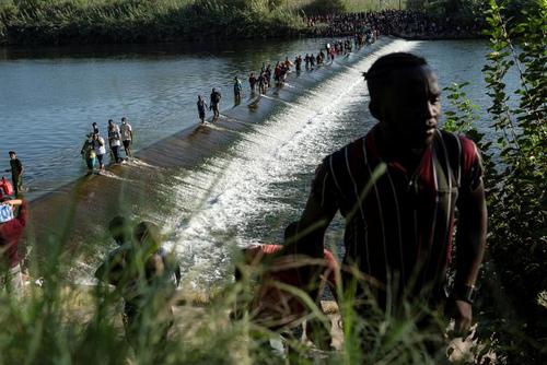 عبور پناهجویان آمریکای مرکزی از رود مرزی 