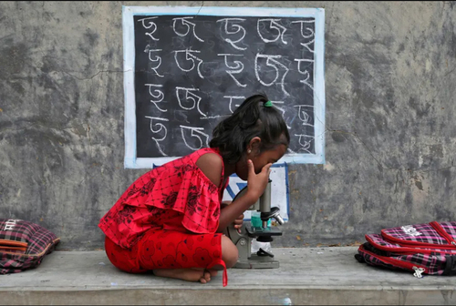 کلاس های درس در فضای باز دانش آموزان در بنگال غربی هند/ رویترز