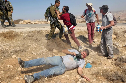 زخمی شدن یک فعال اسراییلی به دست نیروهای اسراییلی در جریان اعتراضات فعالان اسراییلی به مصادره اراضی و قطع آب روستاهای فلسطینی در جنوب کرانه باختری/ خبرگزاری فرانسه