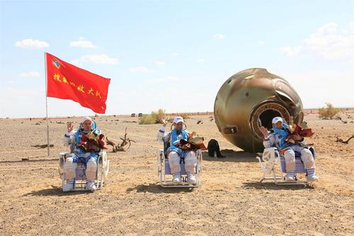 بازگشت 3 فضانورد چینی با کپسول به زمین/ چاینا دیلی