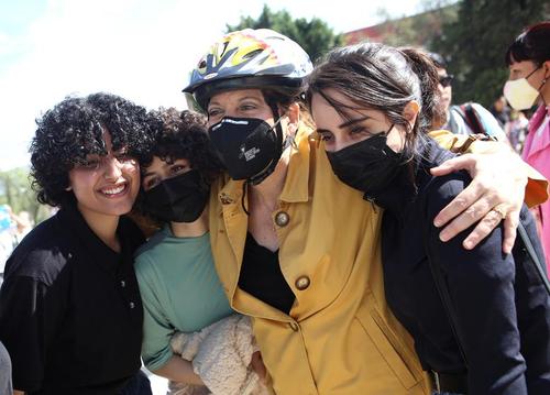 اعضای تیم روباتیک زنان افغانستان در آغوش معاون وزیر خارجه مکزیک در حاشیه تور دوچرخه سواری در شهر مکزیکوسیتی (پایتخت مکزیک) / رویترز